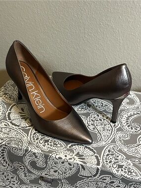 Calvin Klein Pointed-Toe Gayle Pump in Metallic Gray, size 8.5